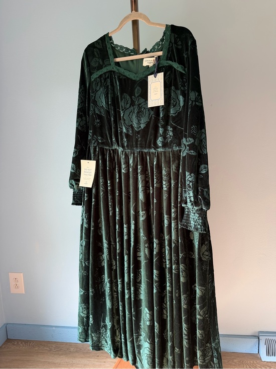 JessaKae Dresses & Skirts - JessaKae nwt Emerald Green Velvet Lace-Trim Dress plus 1x